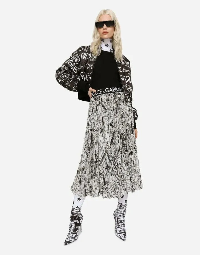 Dolce and Gabbana Sweaters And Cardigans Women Ribbed Cashmere And Silk Sweater With DG Logo Black Dolce and Gabbana Sweaters And Cardigans Women Ribbed Cashmere And Silk Sweater With DG Logo Black